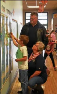  ?? SUBMITTED PHOTO ?? Evan Litwak places a sticky note on the world map to show where Cheryl Ano was stationed.