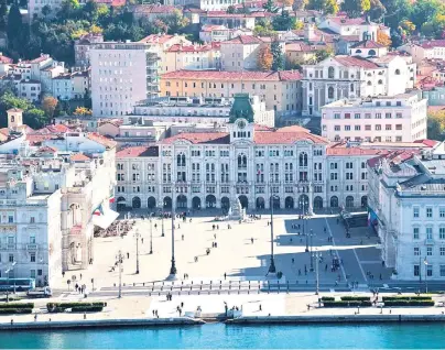  ?? FOTO: MARCO MILANI ?? Besonders beeindruck­end ist die Kulisse auf der Piazza Unita d‘ Italia: Der Platz ist außerdem offen zum Meer.