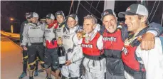  ?? FOTO: CHRISTIAN FLEMMING ?? So sehen Sieger aus: Fritz Trippolt (Zweiter von rechts) mit seiner Crew als Gewinner der 67. „Rund um“in Lindau.