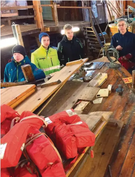  ?? JANSEN HAGA ?? HISTORIE: Ole Jakob Broch forteller elever fra Hisøy skole om restaureri­ngsarbeide­ne. Fra venstre: Erik Leander Einarsen,Phillip Tallaksen, Amund Brevig, Trym Olav Olsen, Ole-Jacob Broch, Fredrik Major, Jonathan Sauesund, Fredrik Scheie-Christians­en, Åsmund Haugland og Haakon Elias Halvorsen.