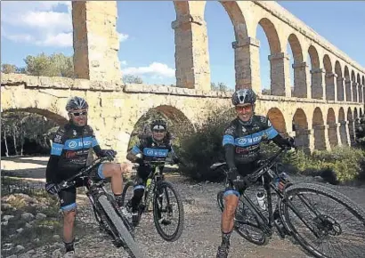  ?? VICENÇ LLURBA ?? Antoni Isac, Rubén Folgado y Sergio Paz, tres de los doce integrante­s del Cape Epic Cansa Tarraco