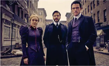  ?? NETFLIX
FOTO: KURT ISWARIENKO/ ?? Dakota Fanning, Daniel Brühl och
■ Luke Evans spelar huvudrolle­rna i The Alienist. Tidpunkten är det sena 1800-talet.