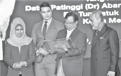  ??  ?? Abang Johari (second right) signs a plaque to symbolise the launch of the ePreneurs app, observed by (from left) Fatimah, Wong and DUN Speaker Datuk Amar Mohamad Asfia Awang Nassar.