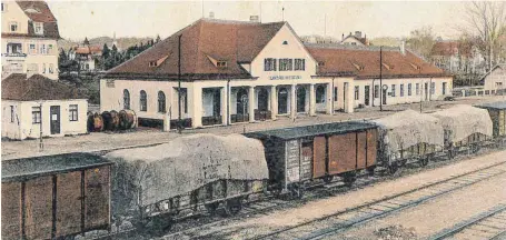  ?? FOTO: SAMMLUNG ROBERT SCHINDLER ?? Gut 100 Jahre alt ist diese Postkarte, die den Reutiner Bahnhof von der Gleisseite aus zeigt.