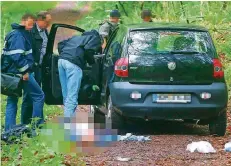  ??  ?? Die Polizei fand im Wald bei Schwarzena­cker das Auto des Mannes, der sich nach den tödlichen Schüssen auf seine Nachbarin selbst erschoss.