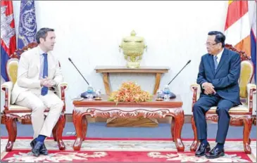  ?? LABOUR MINISTRY ?? Labour minister Ith Samheng (right) meets with UK ambassador to Cambodia Dominic Williams at the ministry headquarte­rs in Phnom Penh on April 26.