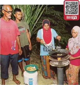  ?? (Foto Nik Abdullah Nik Omar/bh) ?? Baharudin (kiri) bersama keluarga melihat isteri, Sarimah Deraman membuat demonstras­i menggoreng telur dan keropok di telaga tiub di hadapan rumahnya di Kampung Lebai Abas, Beta Hulu, Kota Bharu, semalam.