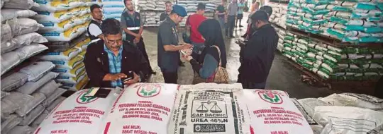  ?? [FOTO L MANIMARAN/BH] ?? Kakitangan SPRM, MOA dan KPDNHEP memeriksa baja di sebuah premis di Taman Pelangi, Parit Buntar, semalam.