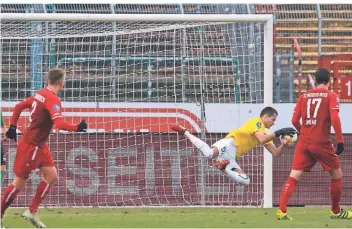  ??  ?? Eric Wille ist bereits Beecks dritter Torhüter in dieser Saison. Hier schnappt er sich seinen ersten Ball – Norman Post (l.) und Sebastian Wilms (r.) können beruhigt abdrehen.