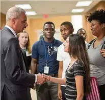  ?? AP
AP ?? Justizmini­ster Eric Holder mit Studenten in Ferguson