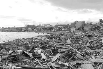  ?? AGENCE FRANCE PRESSE ?? In this photo taken on Dec. 17, 2021, residents tried to salvage belongings next to destroyed houses along the coast in Ubay town, Bohol province a day after Super Typhoon Odette devastated the town.