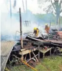  ?? CORTESÍA DE BOMBEROS ?? Bomberos hallaron al niño muerto una vez apagado el fuego.