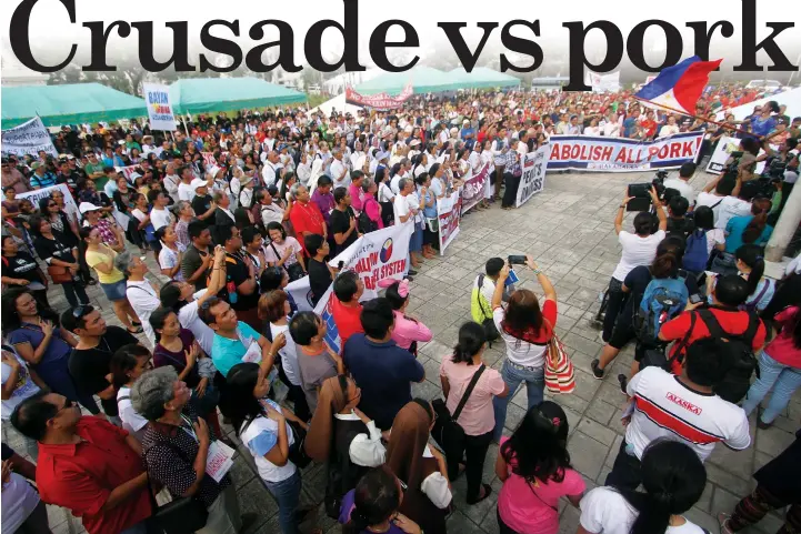  ?? JOY TORREJOS ?? Thousands gather at the Plaza Independen­cia after marching from the Fuente Osmeña circle to call for the abolition of the pork barrel in all its forms.