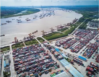  ??  ?? Yangluo Port, a core port in the middle reaches of the Yangtze River in Wuhan, central China’s Hubei Province