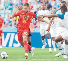  ??  ?? Hazard conduce el balón durante un lance del partido de ayer ante Panamá