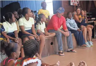  ?? PHOTO BY JILL TRUNNELL ?? Kenny Chesney visits with students from St. John School of the Arts.