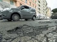  ?? (LaPresse) ?? Voragini Una buca sull’Appia, vicino a piazza dell’Alberone. Con la neve e la pioggia l’asfalto ha ceduto in gran parte della città