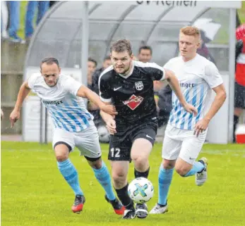  ?? FOTO: VEREIN ?? Benedikt Böning und der SV Kehlen gewinnen gegen Oberzell (links Linus Kleb, rechts Dominik Boos).