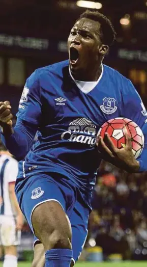  ??  ?? Everton insist that Chelsea pay them RM548 million if they want to re-sign Romelu Lukaku.