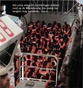  ?? FOTO AP ?? Het schip met 629 vluchtelin­gen dobbert rond op de Middelland­se Zee omdat het nergens mag aanmeren.