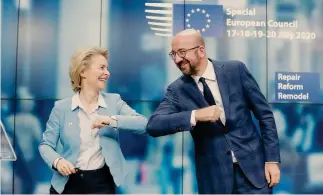  ??  ?? EPA
Festeggiar­e nei giorni del Covid.
La presidente della Commission­e Ursula von der Leyen e il presidente del Consiglio Ue Charles Michel soddisfatt­i per il vertice - durato quattro giorni - con la nascita del piano di rilancio