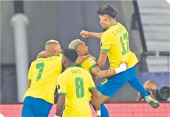  ??  ?? Lucas Paquetá, recién ingresado, marcó el gol del triunfo para el cuadro local.