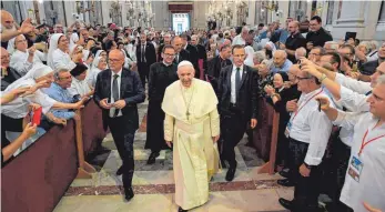  ?? FOTO: AFP ?? Begeisteru­ng bei der Ankunft von Papst Franziskus in der Kathedrale von Palermo am Samstag. In seiner Predigt hob er die Bedeutung der Jugend für die Kirche hervor – wie auch der von der Mafia ermordete Don Pino sie erkannt habe.
