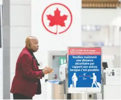  ?? Nat han Denette
/ The Cana dian Pres ?? A man uses hand sanitizer at Pearson Internatio­nal
Airport in Toronto on Wednesday.