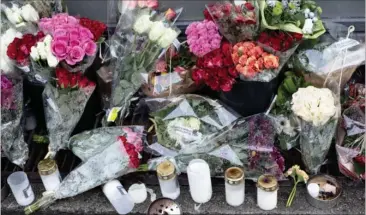  ?? FOTO: OLIVIA LOFTLUND ?? Blomster og lys i Borgergade, hvor 19- årige Lorenz blev dræbt.