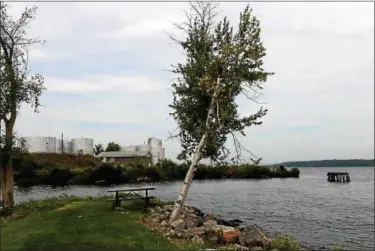  ?? TANIA BARRICKLO — DAILY FREEMAN ?? Heritage Oil tanks along the Hudson River as seen from Rotary Park in Kingston, N.Y.