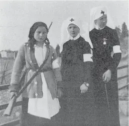  ??  ?? I februari 1918 sände norska Röda korset och Norske kvinners sanitetsfö­rening ut två ambulanser med sjukvårdsp­ersonal till Finland för att vårda sårade på bägge sidor. I praktiken reste de med de vita trupperna och större delen av arbetet utfördes på...