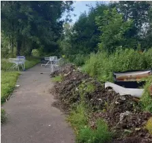  ??  ?? A councillor hit out at the eyesore on a Pollok footpath