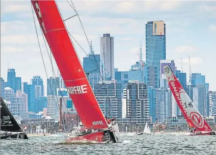  ?? FOTO: MARÍA MUIÑA ?? Con el skyline de Melbourne de fondo. El Mapfre, en la salida de la cuarta etapa de la VOR cuyo final será en Hong Kong