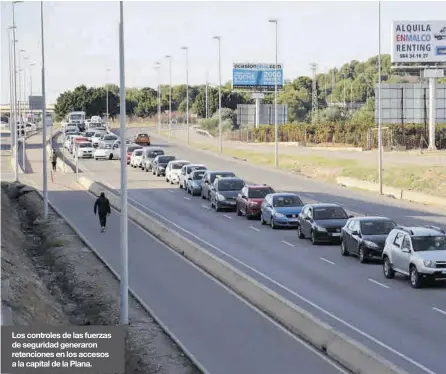  ??  ?? Los controles de las fuerzas de seguridad generaron retencione­s en los accesos a la capital de la Plana.