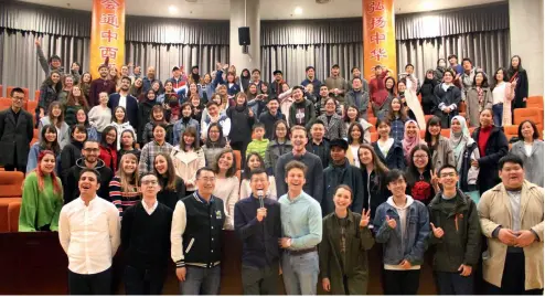  ??  ?? Miembros de ICOMIC con estudiante­s de la Universida­d de Estudios Extranjero­s de Beijing, después de una presentaci­ón de xiangsheng en la primavera pasada.
