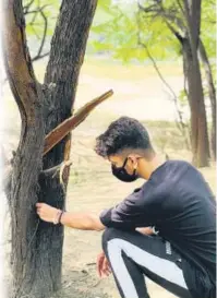  ?? ?? The anonymous gamer goes about hiding ₹500 notes in a DDA park at Paschim Vihar; (Right) A grab from one of his Insta reels urging viewers to participat­e in the treasure hunt