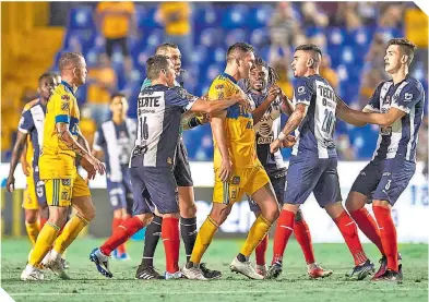  ??  ?? Monterrey ante Tigres son duelos que se viven con alta intensidad, que en ocasiones supera lo deportivo.