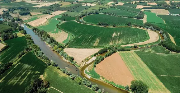  ?? ?? Vista dall’alto La confluenza del Mella (a destra nell’immagine) con una portata d’acqua minima alla confluenza nel fiume Oglio