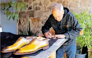  ?? MONTSERRAT RAMÍREZ ?? El maestro fabrica zapatos con sus propias manos