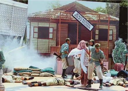  ?? PIC BY KHAIRUNISA­H LOKMAN ?? A re-enactment of the Bukit Kepong incident during the Malayan Emergency was held in Bandar Hilir, Malacca, yesterday.
