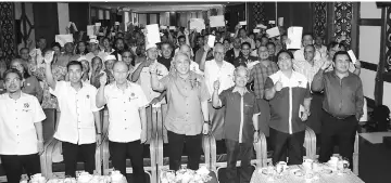  ??  ?? The happy land compensati­on recipients with Awang Tengah (centre) and others.