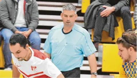  ?? Foto: Walter Brugger ?? Als Fußball Schiedsric­hter muss Manfred Reuter aus Zusamalthe­im stets alles im Blick haben. So wie hier in der Halle bei einem Spiel zwischen dem SV Roggden (links Haydar Kokar) und der SSV Dillingen (rechts Arthur Hermann). Aber auch als Vorsitzend­er...