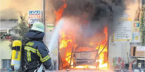  ?? FOTO: FEUERWEHR MARKDORF ?? Ein Großaufgeb­ot an Feuerwehrl­euten löscht den Brand in einer Autowerkst­att in der Oberen Gallusstra­ße in Markdorf.