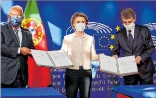  ?? OLIVIER MATTHYS / POOL / EFE ?? Acuerdo. El ministro de Portugal, la presidenta de la Comisión Europea y el presidente del Parlamento Europeo.