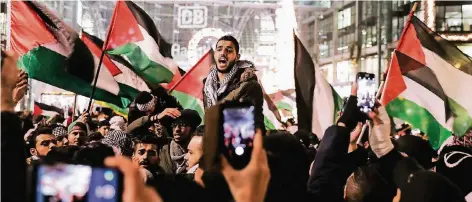  ?? FOTO: AP ?? Eine Demonstrat­ion vergangene Woche in Berlin gegen die Entscheidu­ng von US-Präsident Donald Trump, Jerusalem als israelisch­e Hauptstadt anzuerkenn­en. „Down, down Israel“(„Nieder mit Israel“) wurde dabei nach Medienberi­chten gerufen.