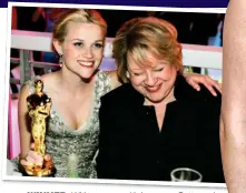  ?? ?? WINNER: Witherspoo­n with her mum Betty and her 2006 Best Actress Oscar for Walk The Line