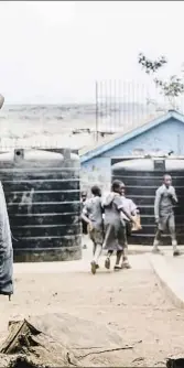  ?? ISMAEL MARTÍNEZ SÁNCHEZ ?? En Korogocho A la izquierda, Hawa Adan, estudiante de 14 años de la escuela St John, en uno de los vecindario­s más vulnerable­s de Nairobi, donde niños y adultos se ganan la vida sacando todo tipo de basura del mayor vertedero de Kenia
En Nyumbani...