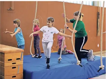  ?? RP-FOTO: ACHIM BLAZY ?? Ein parcours bringt ins Schwitzen: Die Sportaktio­n des TV Ratingen in der Gebrüder-Grimm-Schule folgt einem ambitionie­rten Konzept.