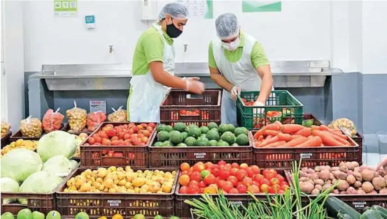  ?? FOTO FUNDACIÓN SACIAR ?? mayoría de alimentos recibidos por los bancos son desechados por las empresas productora­s.