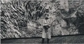  ?? SUN-TIMES LIBRARY ?? Ruth Duckworth in front of her mural in 1976.